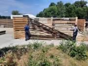В Гидропарке демонтируют незаконно установленный забор, который закрывал проход к Днепру